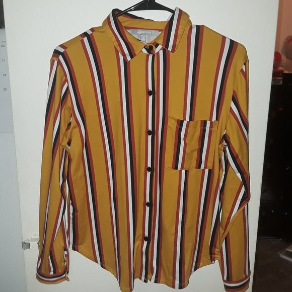 A vertical striped long sleeve - Picture 1 of 1